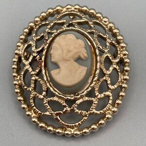Green Sarah Coventry Cameo Pin Brooch 1960s Ornate Silver Border Vintage Elegant